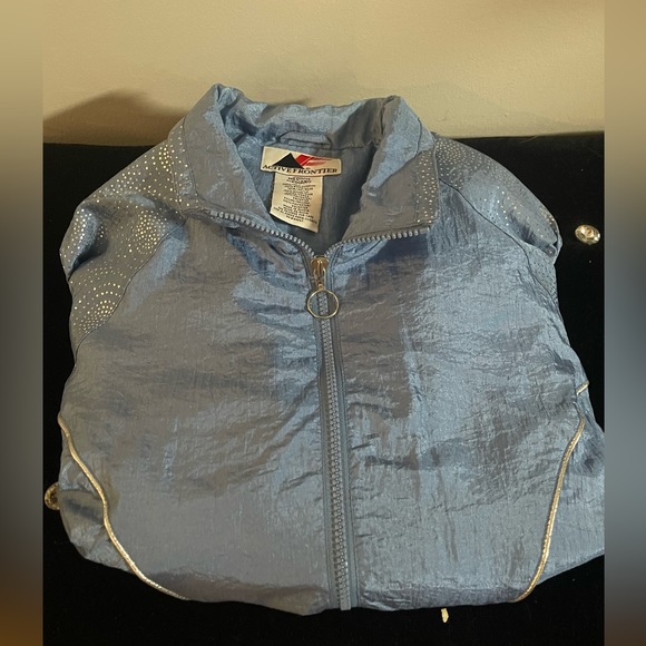 Vintage Women’s 90s windbreaker - Light Blue with Silver Accents - Picture 6 of 7